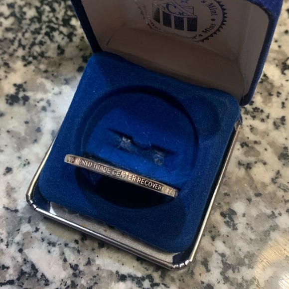 One dollar coin -freedom tower 2004 - Picture 4 of 5